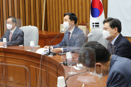 국민의힘 김기현 당 대표 권한대행 겸 원내대표가 8일 서울 여의도 국회에서 열린 원내대책회의에서 발언하고 있다. 연합뉴스
